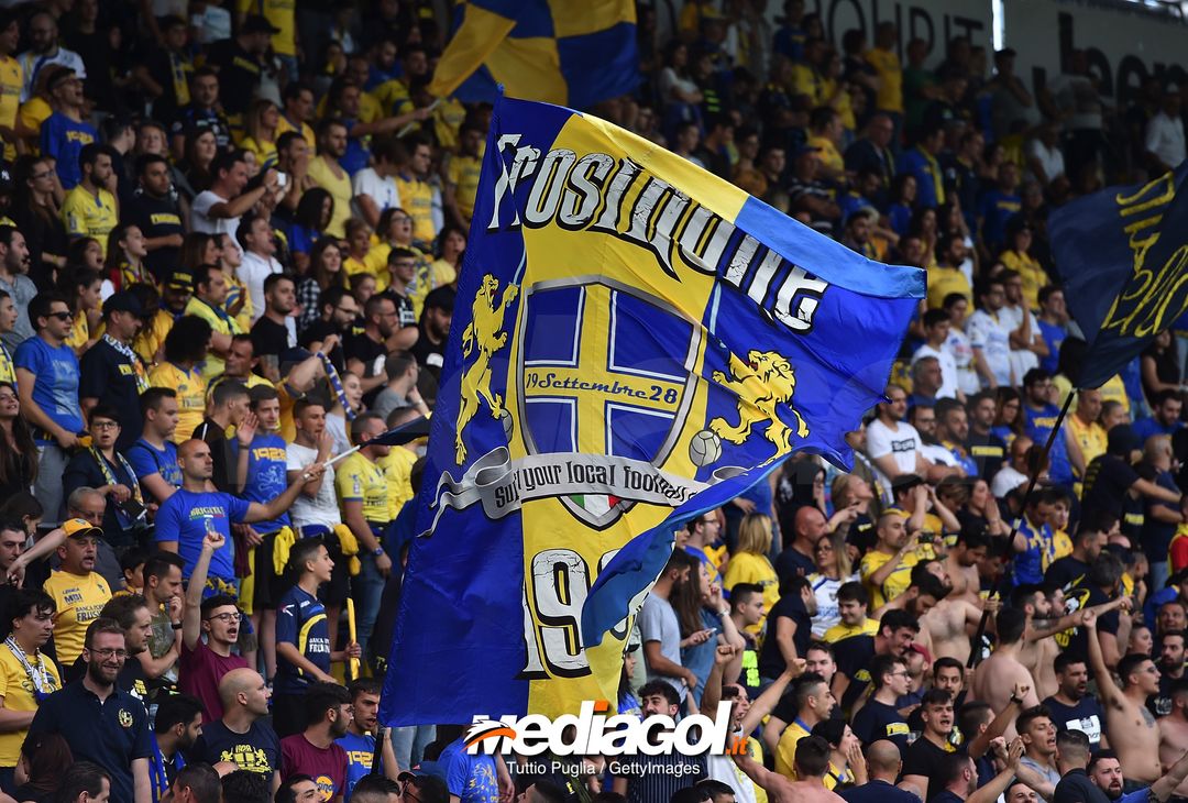  FROSINONE, ITALY - JUNE 16:  Fans of Frosinone show their support during the serie B playoff match final between Frosinone Calcio v US Citta di Palermo at Stadio Benito Stirpe on June 16, 2018 in Frosinone, Italy.  (Photo by Tullio M. Puglia/Getty Images) 