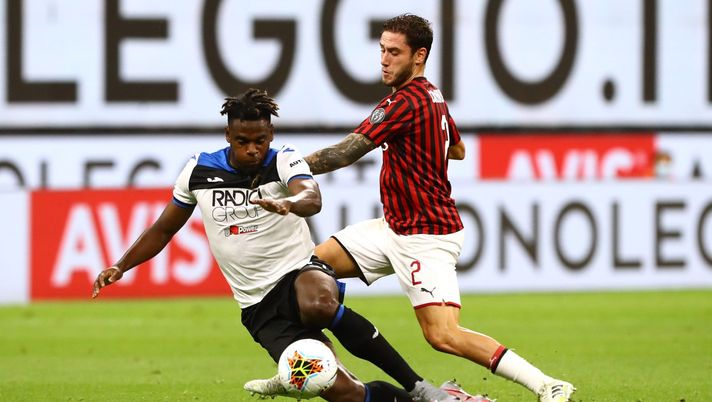 Duván Zapata e Davide Calabria in Milan-Atalanta (credits: GETTY Images) 