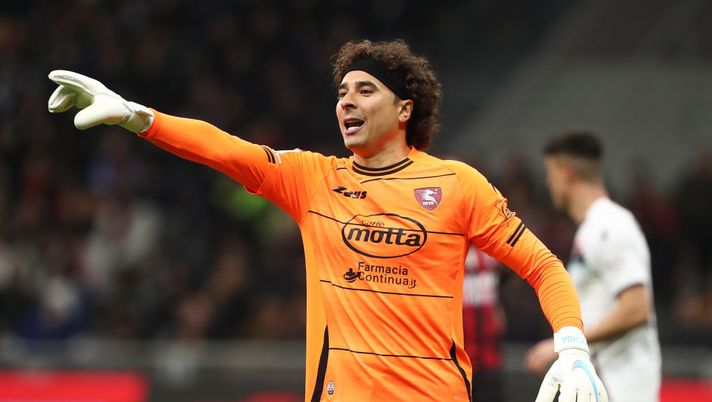 MILAN, ITALY - MARCH 13: Guillermo Ochoa of Salernitana gestures during the Serie A match between AC Milan and Salernitana at Stadio Giuseppe Meazza on March 13, 2023 in Milan, Italy. (Photo by Marco Luzzani/Getty Images) Super Ochoa contro il Milan e voto da urlo: “Ha sei dita, cancella Origi e Ibrahimovic” - immagine 1