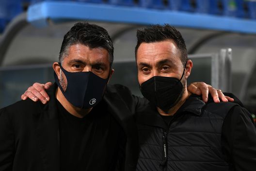  REGGIO NELL'EMILIA, ITALY - MARCH 03: Gennaro Gattuso, Head Coach of Napoli and Roberto De Zerbi, Head Coach of Sassuolo pose for a picture prior to the Serie A match between US Sassuolo and SSC Napoli at Mapei Stadium - Città del Tricolore on March 03, 2021 in Reggio nell'Emilia, Italy. Sporting stadiums around Italy remain under strict restrictions due to the Coronavirus Pandemic as Government social distancing laws prohibit fans inside venues resulting in games being played behind closed doors. (Photo by Alessandro Sabattini/Getty Images) 