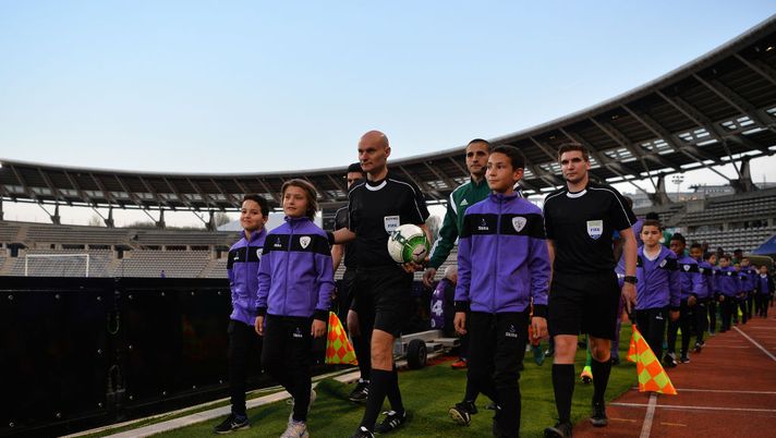 PARIS, FRANCE - MARCH 27: Referee, Tony Chapron leads out the teams during the International Friendly match between the Ivory Coast and Senegal at the Stade Charlety on March 27, 2017 in Paris, France. (Photo by Dan Mullan/Getty Images) PARIS, FRANCE - MARCH 27: Referee, Tony Chapron leads out the teams during the International Friendly match between the Ivory Coast and Senegal at the Stade Charlety on March 27, 2017 in Paris, France. (Photo by Dan Mullan/Getty Images)