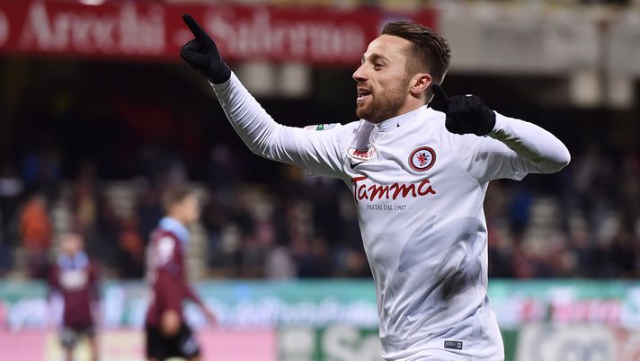 SALERNO, ITALY - DECEMBER 21: Roberto Floriano of Foggia celebrates after scoring his team's third goal during the Serie B match between US Salernitana and Foggia Calcio at Stadio Arechi on December 21, 2017 in Salerno, Italy. (Photo by Tullio M. Puglia/Getty Images) SALERNO, ITALY - DECEMBER 21: Roberto Floriano of Foggia celebrates after scoring his team's third goal during the Serie B match between US Salernitana and Foggia Calcio at Stadio Arechi on December 21, 2017 in Salerno, Italy. (Photo by Tullio M. Puglia/Getty Images)