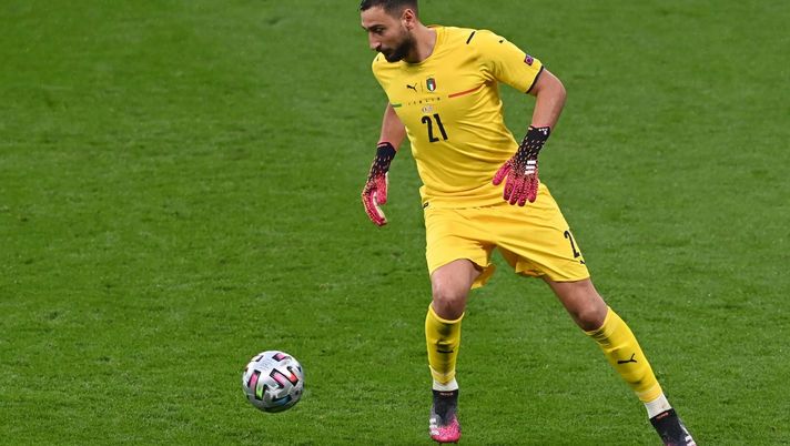 LONDON, ENGLAND - JULY 11: Gianluigi Donnarumma of Italy on the ball during the UEFA Euro 2020 Championship Final between Italy and England at Wembley Stadium on July 11, 2021 in London, England. (Photo by Facundo Arrizabalaga - Pool/Getty Images) 