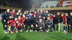 Tutti abbracciati sotto la curva: Foggia festeggia la vittoria nel derby