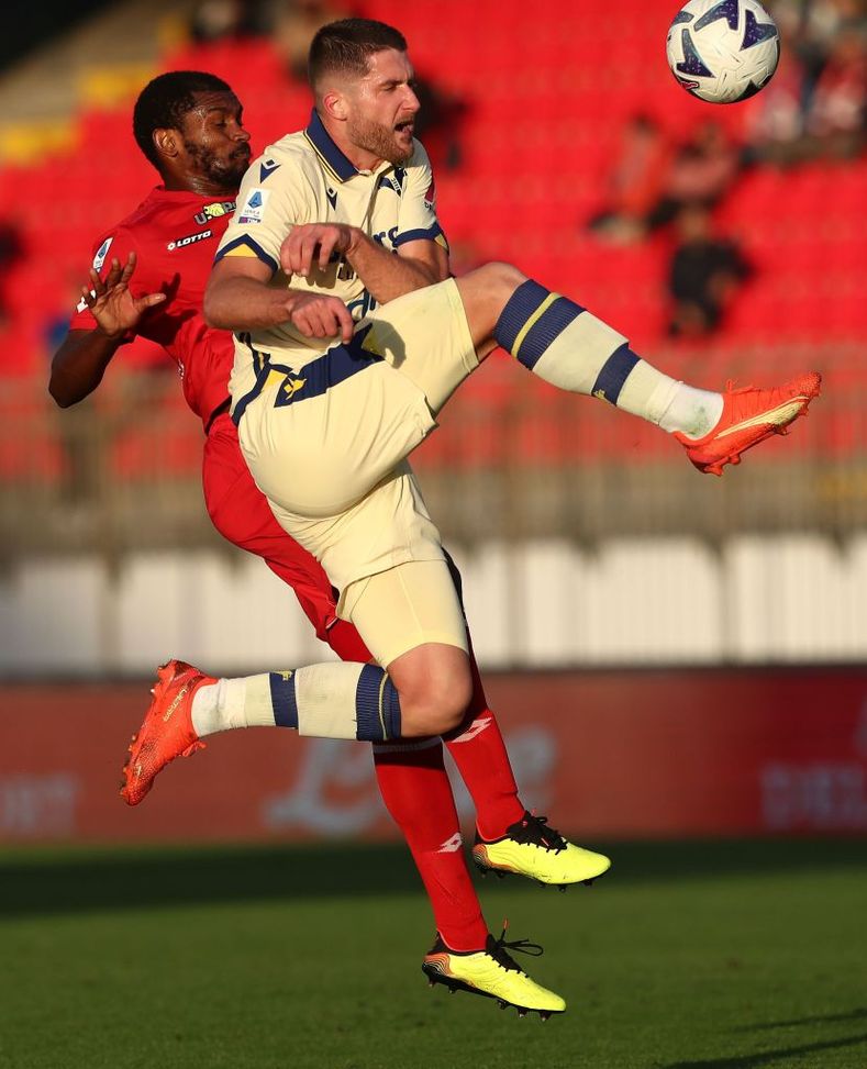 (Photo by Marco Luzzani/Getty Images) Verona, l’infortunio a Thomas Henry blocca il doppio derby di mercato- immagine 2