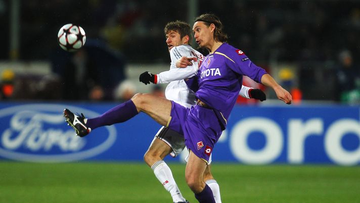 FLORENCE, ITALY - MARCH 09: Thomas Mueller of Muenchen is challenged by Per Kroldrup of Florence during the UEFA Champions League round of sixteen, second leg match between AFC Fiorentina and FC Bayern Muenchen at Artemio Franchi Stadium on March 9, 2010 in Florence, Italy. (Photo by Lars Baron/Bongarts/Getty Images) FLORENCE, ITALY - MARCH 09: Thomas Mueller of Muenchen is challenged by Per Kroldrup of Florence during the UEFA Champions League round of sixteen, second leg match between AFC Fiorentina and FC Bayern Muenchen at Artemio Franchi Stadium on March 9, 2010 in Florence, Italy. (Photo by Lars Baron/Bongarts/Getty Images)