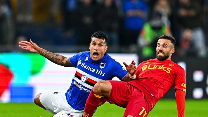 GENOA, ITALY - NOVEMBER 12: Jeison Murillo of Sampdoria (L) and Federico Di Francesco of Lecce vie for the ball during the Serie A match between UC Sampdoria and US Lecce at Stadio Luigi Ferraris on November 12, 2022 in Genoa, Italy. (Photo by Simone Arveda/Getty Images) VERSO LECCE-LAZIO