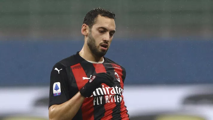 Hakan Calhanoglu (centrocampista AC Milan), qui durante Milan-Lazio 3-2 (Serie A 2020-2021) | AC Milan News (Getty Images)