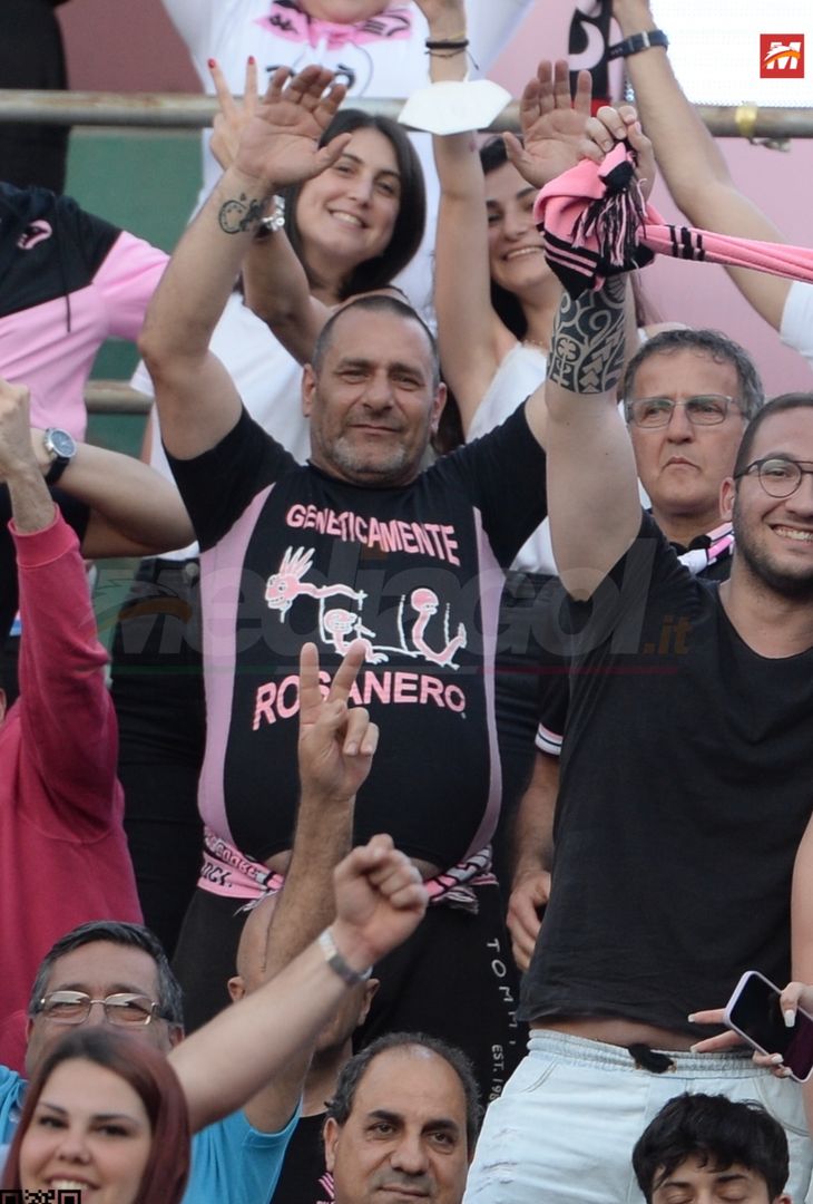 Fototifo, i tifosi allo stadio per Palermo-Feralpisaló 1-0 (gallery) - immagine 38