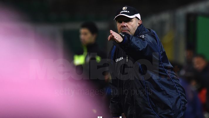 PALERMO, ITALY - DECEMBER 02: Head coach Bruno Tedino of Palermo issues instructions during the Serie B match between US Citta di Palermo and FC Venezia at Stadio Renzo Barbera on December 2, 2017 in Palermo, Italy. (Photo by Tullio M. Puglia/Getty Images) PALERMO, ITALY - DECEMBER 02: Head coach Bruno Tedino of Palermo issues instructions during the Serie B match between US Citta di Palermo and FC Venezia at Stadio Renzo Barbera on December 2, 2017 in Palermo, Italy. (Photo by Tullio M. Puglia/Getty Images)