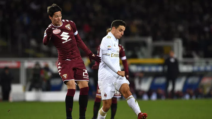 TURIN, ITALY - JANUARY 16:  Sasa Lukic (L) of FC Torino competes with Giacomo Bonaventura of AC Milan during the Serie A match between FC Torino and AC Milan at Stadio Olimpico di Torino on January 16, 2017 in Turin, Italy.  (Photo by Valerio Pennicino/Getty Images)