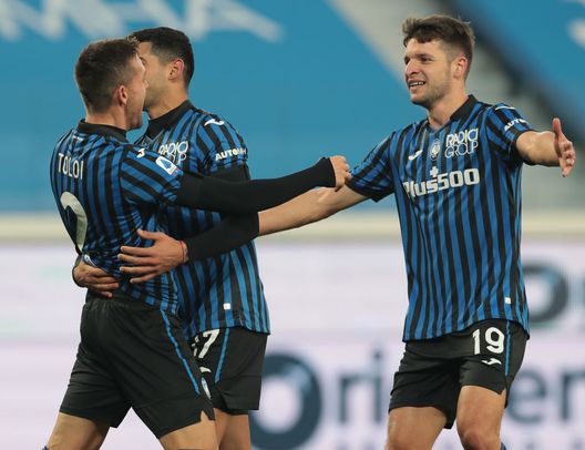  BERGAMO, ITALY - DECEMBER 13: Rafael Toloi of Atalanta BC celebrates his goal with his team-mate Cristian Romero and Berat Djmsiti (R) during the Serie A match between Atalanta BC and ACF Fiorentina at Gewiss Stadium on December 13, 2020 in Bergamo, Italy. (Photo by Emilio Andreoli/Getty Images) 