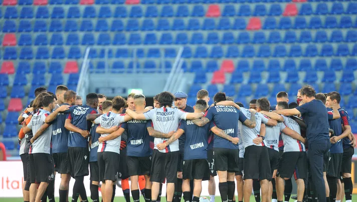 BOLOGNA, ITALY - AUGUST 02: Sinisa MIhajlovic head cach of Bologna FC talks to his players prior the beginning of the serie A match between Bologna FC and Torino FC at Stadio Renato Dall'Ara on August 02, 2020 in Bologna, Italy. (Photo by Mario Carlini / Iguana Press/Getty Images)