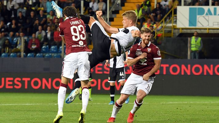 PARMA, ITALY - SEPTEMBER 30: Andreas Cornelius of Parma Calcio jump for the ball during the Serie A match between Parma Calcio and Torino FC at Stadio Ennio Tardini on September 30, 2019 in Parma, Italy.  (Photo by Alessandro Sabattini/Getty Images)