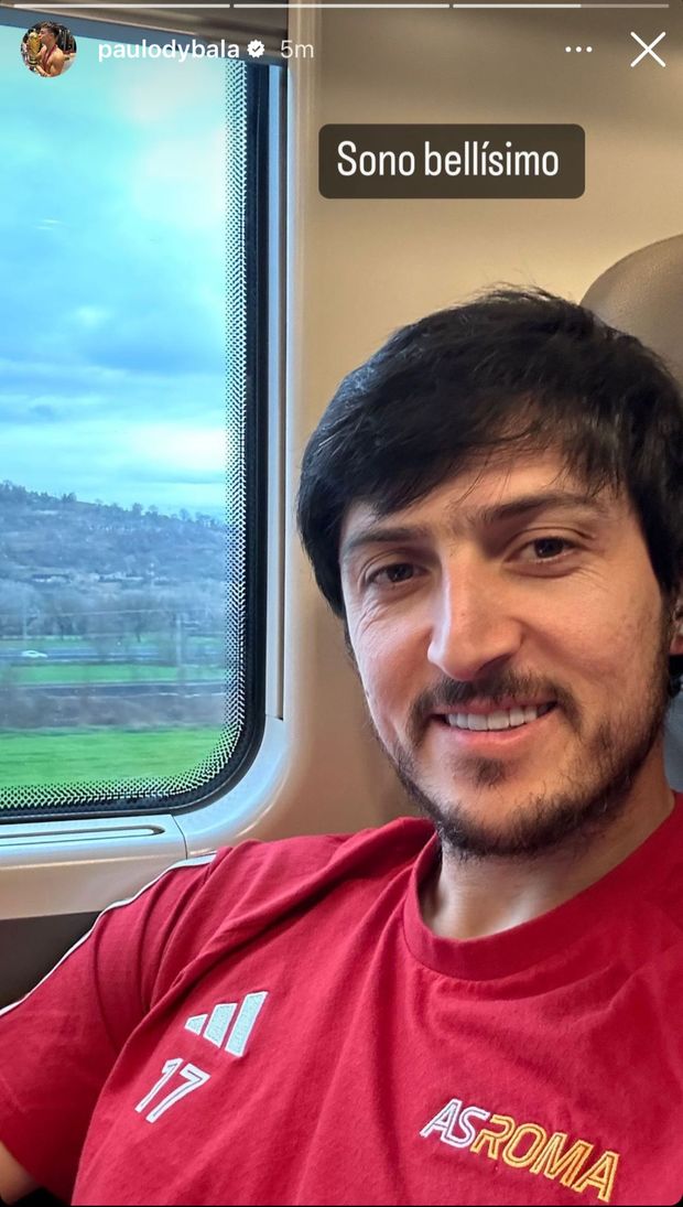 Azmoun e lo scherzo a Dybala. Gli ruba il telefono e scatta un selfie: “Sono bellissimo”- immagine 2