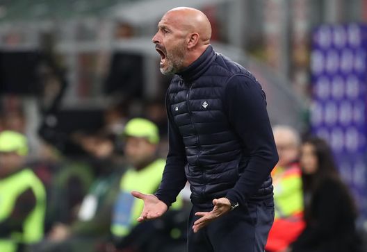MILAN, ITALY - NOVEMBER 13: ACF Fiorentina coach Vincenzo Italiano shouts to his players during the Serie A match between AC Milan and ACF Fiorentina at Stadio Giuseppe Meazza on November 13, 2022 in Milan, Italy. (Photo by Marco Luzzani/Getty Images) Adesso vacanza per la Fiorentina, poi si torna a lavoro- immagine 2