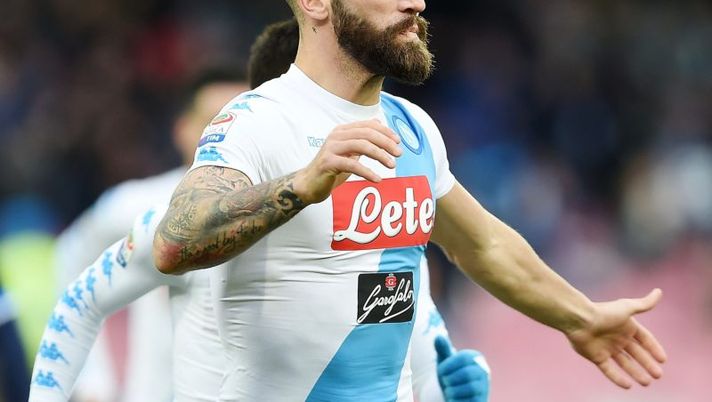 NAPLES, ITALY - JANUARY 15: Lorenzo Tonelli of Napoli celebrates after scoring goal 1-0 during the Serie A match between SSC Napoli and Pescara Calcio at Stadio San Paolo on January 15, 2017 in Naples, Italy. (Photo by Francesco Pecoraro/Getty Images) Tonelli torna titolare e difensore goleador? Sky: “Offerta per lasciare Napoli” - immagine 1