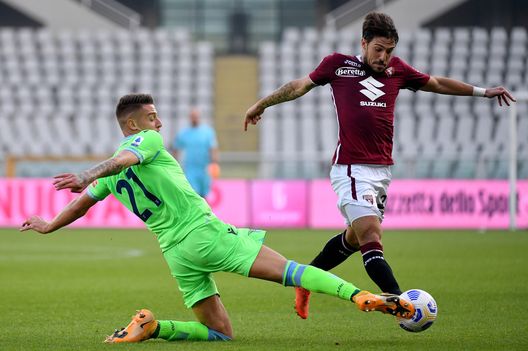  TURIN, ITALY - NOVEMBERSergej Milinkovic Savic of SS Lazio compete for the ball with Simone Verdi of Torino FC during the Serie A match between Torino FC and SS Lazio at Stadio Olimpico di Torino on November 01, 2020 in Turin, Italy. (Photo by Marco Rosi - SS Lazio/Getty Images) 