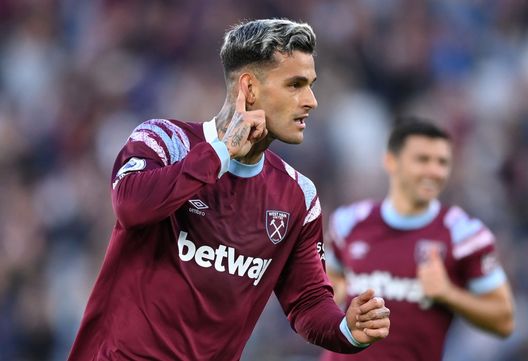 LONDON, ENGLAND - OCTOBER 01: Gianluca Scamacca of West Ham United celebrates after scoring their sides first goal during the Premier League match between West Ham United and Wolverhampton Wanderers at London Stadium on October 01, 2022 in London, England. (Photo by Justin Setterfield/Getty Images) Moyes: “Abbiamo speso molto per Scamacca, ma segna e ci offre tante soluzioni di gioco” - immagine 1