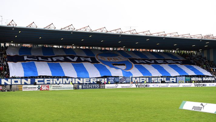 FERRARA, ITALY - MAY 07: Fans of SPAL display a giant banner during the Serie B match between SPAL and FC Pro Vercelli at Stadio Paolo Mazza on May 7, 2017 in Ferrara, Italy. (Photo by Valerio Pennicino/Getty Images) FERRARA, ITALY - MAY 07: Fans of SPAL display a giant banner during the Serie B match between SPAL and FC Pro Vercelli at Stadio Paolo Mazza on May 7, 2017 in Ferrara, Italy. (Photo by Valerio Pennicino/Getty Images)