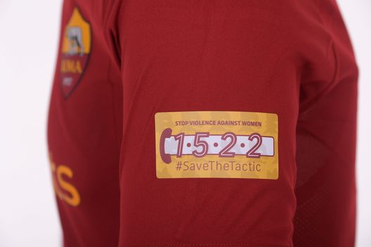 La Roma contro la violenza sulle donne e lancia “1-5-2-2 #SaveTheTactic”- immagine 2