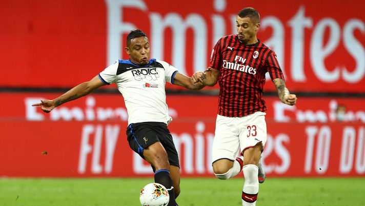 MILAN, ITALY - JULY 24:  Luis Muriel of Atalanta BC competes for the ball with Rade Krunic of AC Milan during the Serie A match between AC Milan and Atalanta BC at Stadio Giuseppe Meazza on July 24, 2020 in Milan, Italy.  (Photo by Marco Luzzani/Getty Images) 