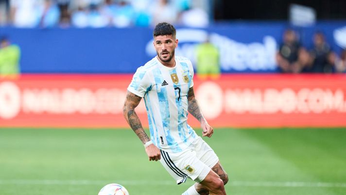 PAMPLONA, SPAIN - JUNE 05: Rodrigo De Paul of Argentina in action during the international friendly match between Argentina and Estonia at Estadio El Sadar on June 05, 2022 in Pamplona, Spain. (Photo by Juan Manuel Serrano Arce/Getty Images) Mercato Roma, occhi su De Paul: anche Milan, Juventus e Inter lo vogliono - immagine 1