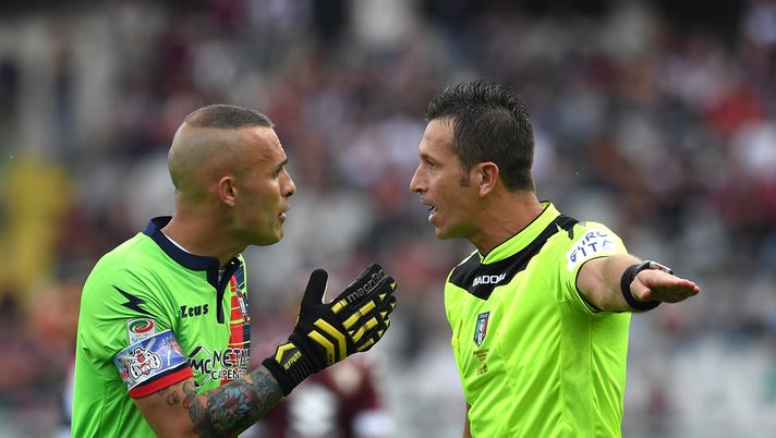 TURIN, ITALY - APRIL 15:  Referee Daniele Doveri (R) reacts to Alex Cordaz of FC Crotone during the Serie A match between FC Torino and FC Crotone at Stadio Olimpico di Torino on April 15, 2017 in Turin, Italy.  (Photo by Valerio Pennicino/Getty Images) 