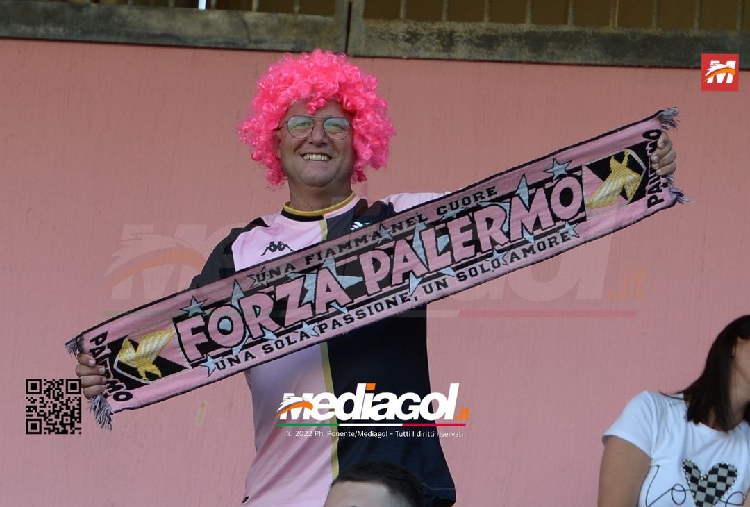 Fototifo, facce da Serie B. I tifosi allo stadio per Palermo-Padova 1-0 - immagine 33