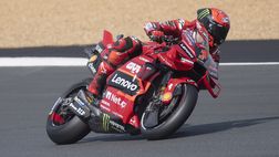 MotoGP, in Francia vola Bagnaia che beffa Marquez e fa sua la pole position