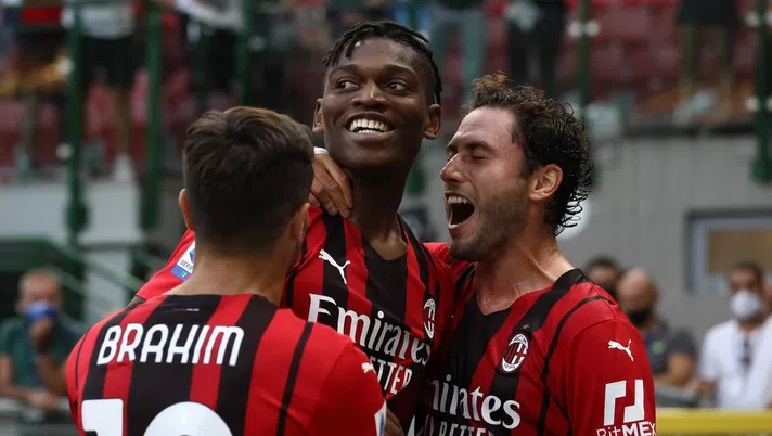 Rafael Leao (attaccante AC Milan) esulta per il suo gol in Milan-Lazio 2-0 (Serie A 2021-2022) | News (Getty Images)