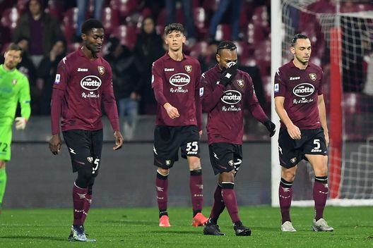 (Getty Images) Salernitana, maestro tifoso fa pregare gli alunni per far vincere la squadra- immagine 2