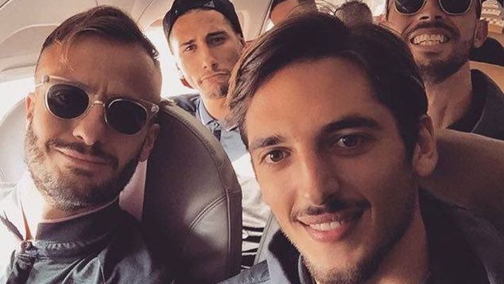 Video, il Palermo arriva a Genova: i rosanero incrociano il Genoa, Lazaar abbraccia l’ex compagno Ezequiel Munoz  Video, il Palermo arriva a Genova: i rosanero incrociano il Genoa, Lazaar abbraccia l’ex compagno Ezequiel Munoz