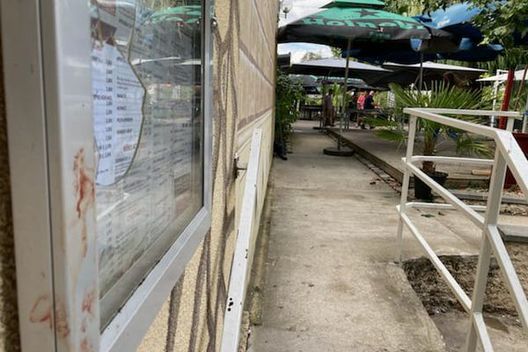 Ristorante danneggiato, (foto © Baziz Djouti / France Télévisions) Auxerre-Marsiglia, guerriglia prima del match vinto dall’OM- immagine 2