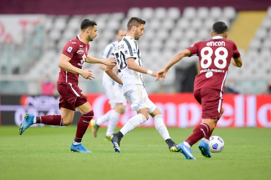 TURIN, ITALY - APRIL 03: Rodrigo Bentancur of Juventus is challenged by Tomas Eduardo Rincon of Torino FC during the Serie A match between Torino FC and Juventus at Stadio Olimpico di Torino on April 03, 2021 in Turin, Italy. Sporting stadiums around Italy remain under strict restrictions due to the Coronavirus Pandemic as Government social distancing laws prohibit fans inside venues resulting in games being played behind closed doors. (Photo by Daniele Badolato - Juventus FC/Juventus FC via Getty Images) TURIN, ITALY - APRIL 03: Rodrigo Bentancur of Juventus is challenged by Tomas Eduardo Rincon of Torino FC during the Serie A match between Torino FC and Juventus at Stadio Olimpico di Torino on April 03, 2021 in Turin, Italy. Sporting stadiums around Italy remain under strict restrictions due to the Coronavirus Pandemic as Government social distancing laws prohibit fans inside venues resulting in games being played behind closed doors. (Photo by Daniele Badolato - Juventus FC/Juventus FC via Getty Images)