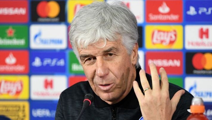 Atalanta's Italian head coach Gian Piero Gasperini holds a press conference at the Metallist stadium in Kharkiv on December 10, 2019 on the eve of the UEFA Champions League group C football match between FC Shakhtar Donetsk and Atalanta BC. (Photo by Sergei SUPINSKY / AFP) (Photo by SERGEI SUPINSKY/AFP via Getty Images) Non solo Muriel, Gasperini: “Zapata, che forma! Demiral? Non è facile, ma ha risorse offensive” - immagine 1