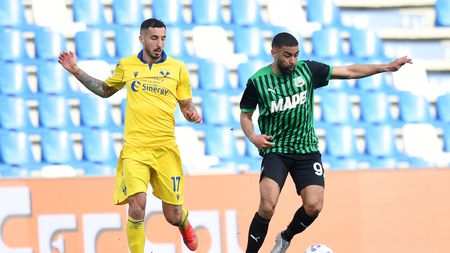 REGGIO NELL'EMILIA, ITALY - MARCH 13: Gregoire Defrel of U.S. Sassuolo Calcio is challenged by Federico Ceccherini of Hellas Verona during the Serie A match between US Sassuolo and Hellas Verona FC at Mapei Stadium - Città del Tricolore on March 13, 2021 in Reggio nell'Emilia, Italy. Sporting stadiums around Italy remain under strict restrictions due to the Coronavirus Pandemic as Government social distancing laws prohibit fans inside venues resulting in games being played behind closed doors. (Photo by Alessandro Sabattini/Getty Images)
