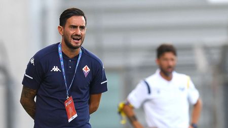 REGGIO NELL'EMILIA, ITALY - AUGUST 26: Alberto Aquilani head coach of ACF Fiorentina issues instructions to his players during the Primavera TIM Cup Final match between Hellas Verona and ACF Fiorentina at Mapei Stadium - Citta' del Tricolore on August 26, 2020 in Reggio nell'Emilia, Italy. (Photo by Alessandro Sabattini/Getty Images)