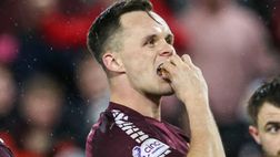 Fa gol nel derby di Edimburgo su un rigore contestato: e mangia la torta sotto la curva rivale…