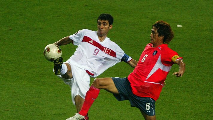 DAEGU - JUNE 29: Hakan Sukur of Turkey controls the ball as Sang Chul Yoo of South Korea closes in during the FIFA World Cup Finals 2002 Third Place Play-Off match played at the Daegu World Cup Stadium, in Daegu, South Korea on June 29, 2002. Turkey won the match 3-2. DIGITAL IMAGE. (Photo by Ben Radford/Getty Images) Turchia, commentatore licenziato durante Marocco – Canada: ha nominato Hakan Sukur - immagine 1