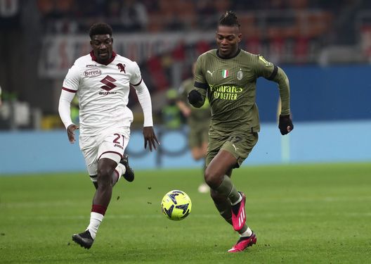 MILAN, ITALY - FEBRUARY 10: Rafael Leão of AC Milan is challenged by Ndary Adopo of Torino during the Serie A match between AC MIlan and Torino FC at Stadio Giuseppe Meazza on February 10, 2023 in Milan, . (Photo by Marco Luzzani/Getty Images) ToroPreview, verso Torino-Cremonese: “Giusto non risparmiare i diffidati?”- immagine 2