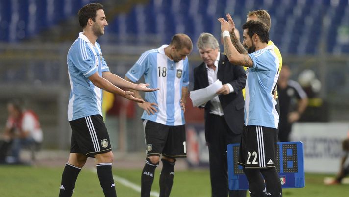 FOTO Ritiro Higuain, arriva il messaggio di Lavezzi: “Un piacere aver giocato con te” - immagine 1