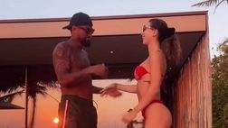 VIDEO / Ballerino a bordo piscina: Boateng si scatena con la sua Valentina
