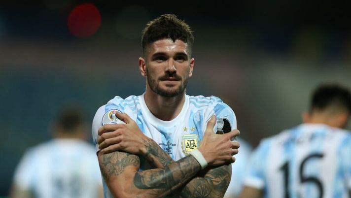 GOIANIA, BRAZIL - JULY 03: Rodrigo De Paul of Argentina celebrates after scoring the first goal of his team during a quarter-final match of Copa America Brazil 2021 between Argentina and Ecuador at Estadio Olimpico on July 03, 2021 in Goiania, Brazil. (Photo by Alexandre Schneider/Getty Images) Gazzetta: “De Paul scontento e torna nel mirino dell’Inter”. Ma l’argentino nega su Twitter - immagine 1