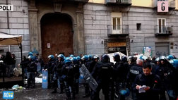 VIDEO Napoli-Eintracht, scontri in centro città tra tifosi tedeschi e polizia: LIVE