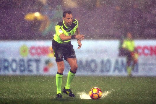 FLORENCE, ITALY - OCTOBER 26: Claudio Gavillucci referee during the Serie A match between ACF Fiorentina and FC Crotone at Stadio Artemio Franchi on October 26, 2016 in Florence, Italy. (Photo by Gabriele Maltinti/Getty Images) FLORENCE, ITALY - OCTOBER 26: Claudio Gavillucci referee during the Serie A match between ACF Fiorentina and FC Crotone at Stadio Artemio Franchi on October 26, 2016 in Florence, Italy. (Photo by Gabriele Maltinti/Getty Images)