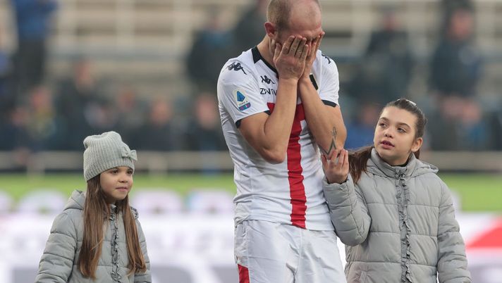 BERGAMO, ITALY - FEBRUARY 02: Andrea Masiello of Genoa CFC greets the fans and looks dejected at the end of the Serie A match between Atalanta BC and Genoa CFC at Gewiss Stadium on February 2, 2020 in Bergamo, Italy. (Photo by Emilio Andreoli/Getty Images) BERGAMO, ITALY - FEBRUARY 02: Andrea Masiello of Genoa CFC greets the fans and looks dejected at the end of the Serie A match between Atalanta BC and Genoa CFC at Gewiss Stadium on February 2, 2020 in Bergamo, Italy. (Photo by Emilio Andreoli/Getty Images)