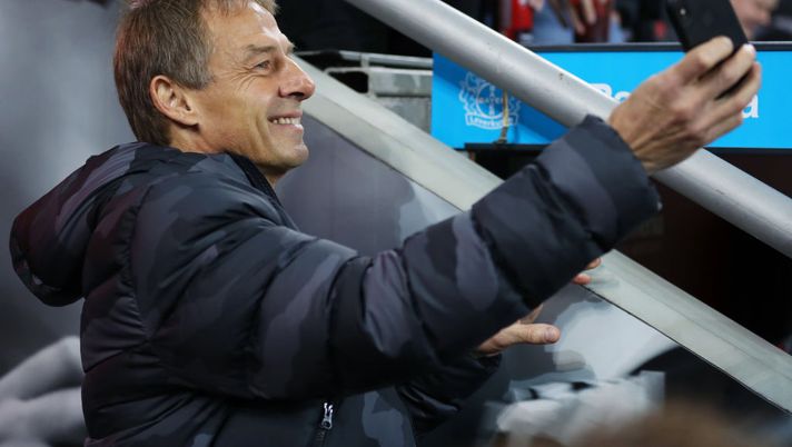 LEVERKUSEN, GERMANY - DECEMBER 18: Juergen Klinsmann, head coach of Hertha Berlin takes a selfie with fans before the Bundesliga match between Bayer 04 Leverkusen and Hertha BSC at BayArena on December 18, 2019 in Leverkusen, Germany. (Photo by Lars Baron/Bongarts/Getty Images) LEVERKUSEN, GERMANY - DECEMBER 18: Juergen Klinsmann, head coach of Hertha Berlin takes a selfie with fans before the Bundesliga match between Bayer 04 Leverkusen and Hertha BSC at BayArena on December 18, 2019 in Leverkusen, Germany. (Photo by Lars Baron/Bongarts/Getty Images)