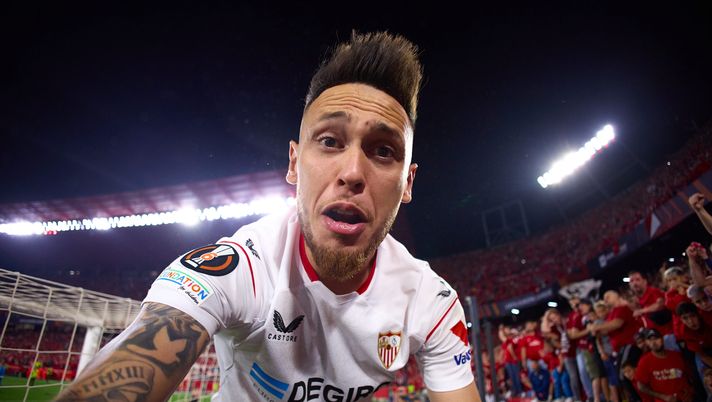 SEVILLE, SPAIN - MAY 18: Lucas Ocampos of Sevilla FC celebrates after winning the UEFA Europa League semi-final second leg match between Sevilla FC v Juventus at Estadio Ramon Sanchez Pizjuan on May 18, 2023 in Seville, Spain. (Photo by Fran Santiago/Getty Images) Siviglia