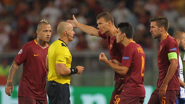 ROME, ITALY - AUGUST 23: Edin Dzeko with his teammates of AS Roma protest to the the referee Szymon Marciniak during the UEFA Champions League qualifying playoff round second leg match between AS Roma and FC Porto at Stadio Olimpico on August 23, 2016 in Rome, Italy. (Photo by Paolo Bruno/Getty Images) ROME, ITALY - AUGUST 23: Edin Dzeko with his teammates of AS Roma protest to the the referee Szymon Marciniak during the UEFA Champions League qualifying playoff round second leg match between AS Roma and FC Porto at Stadio Olimpico on August 23, 2016 in Rome, Italy. (Photo by Paolo Bruno/Getty Images)